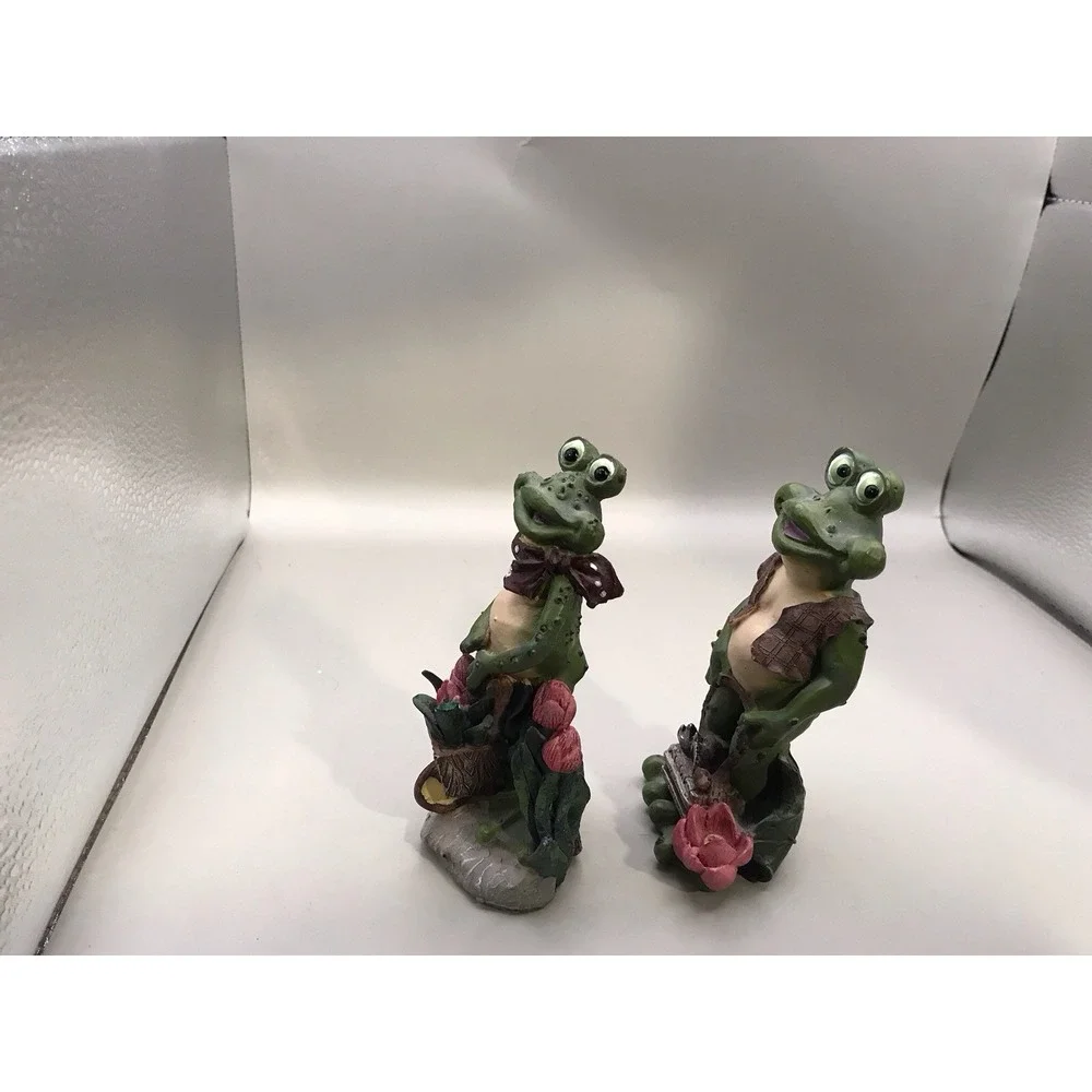 Pair Of Resin Gardening Frogs 2